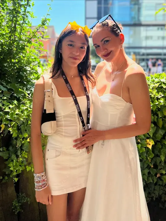 Saat nonton konser Taylor Swift berdua, Donna Agnesia dan putrinya, Sabrina sama-sama menawan mengenakan outfit putih dengan gaya khas masing-masing.