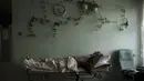 Seorang pria terluka dalam pemboman berbaring di tandu di lorong rumah sakit selama alarm serangan udara di Brovary, utara Kiev, Ukraina, Kamis, 17 Maret 2022. Tepat pada hari ini, Kamis, 24 Maret 2022, invasi Rusia ke Ukraina sudah terhitung genap satu bulan penuh.  (AP Photo/Felipe Dana)