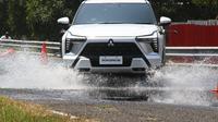 Mitsubishi XFORCE saat menerjang genangan air. (Foto: Istimewa)