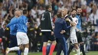 Zinedine Zidane diserbu pemain usai Real Madrid melaju ke final Liga Champions (Reuters)