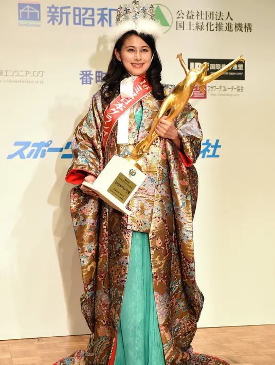 Mika Matsuno berpose dengan trofi dan selempang saat dinobatkan sebagai Miss Nippon 2016 di Tokyo, Jepang (25/1). Miko merupakan putri dari politikus Jepang Yorihisa Matsuno. (AFP PHOTO/Toshifumi Kitamura)