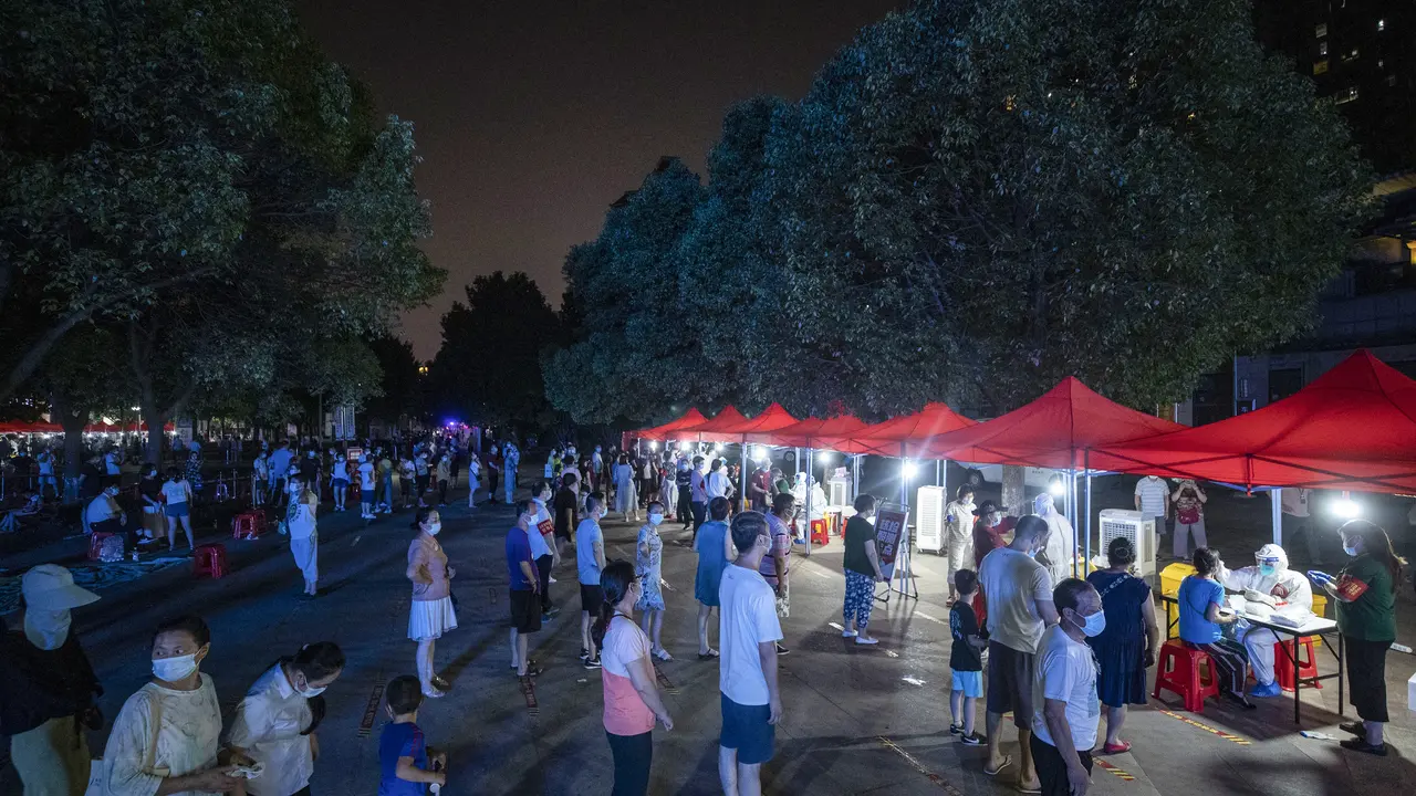 Potret Warga Wuhan Ramai-Ramai Tes COVID-19