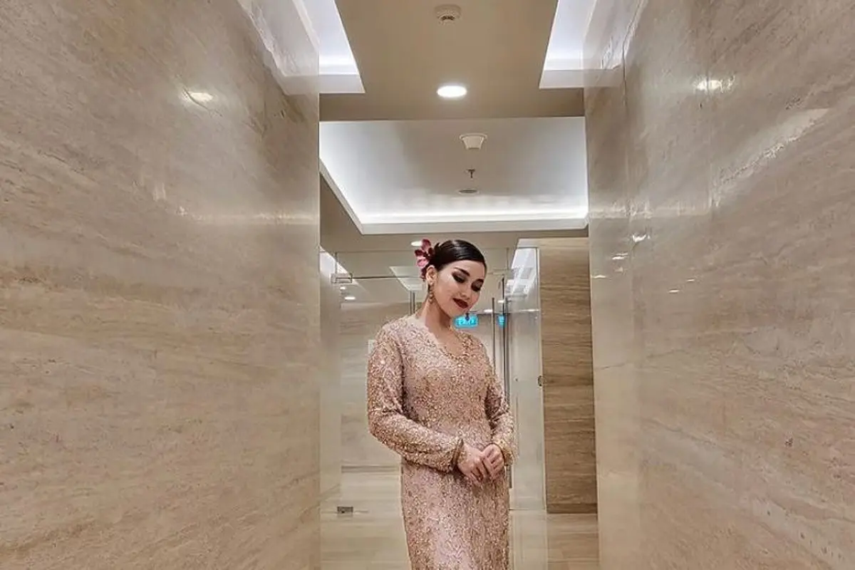 8 Pesona Cantik Ayu Ting Ting Pakai Baju Kurung Melayu, Banjir Pujian Warganet