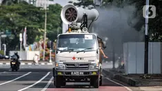 Petugas Palang Merah Indonesia (PMI) menggunakan kendaraan Gunners Spraying saat penyemprotan disinfektan di Jakarta, Selasa (6/7/2021). PMI melakukan penyemprotan disinfektan secara rutin dengan menggunakan kendaraan Gunners Spraying berkapasitas 5.000 liter. (merdeka.com/Iqbal S. Nugroho)