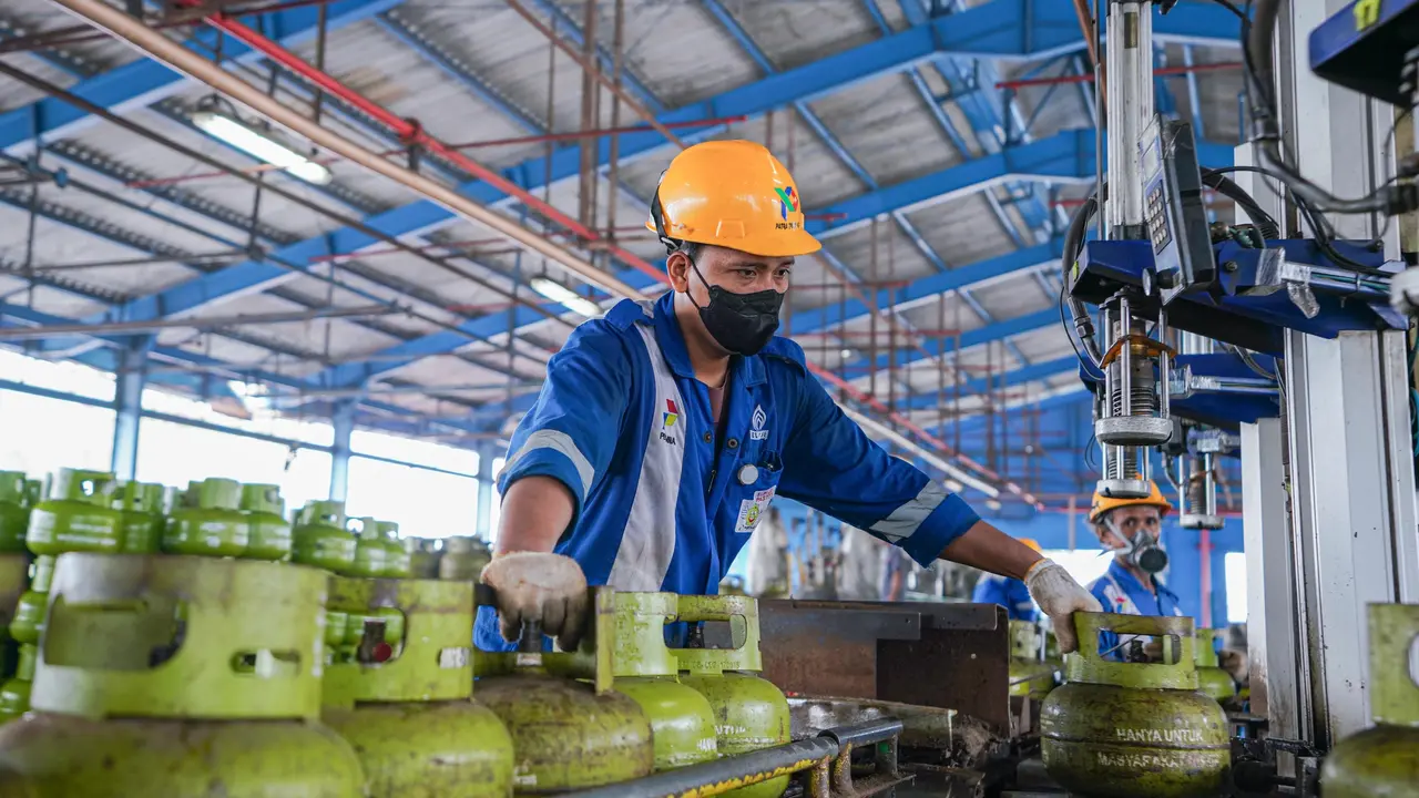 Direktur Pemasaran Regional Pertamina Patra Niaga Mars Ega Legowo memastikan bahwa Pertamina Patra Niaga telah memberikan surat teguran kepada 12 SPBE yang disinyalir terdapat tabung-tabung berisi gas dibawah ketentuan volume. (Dok Pertamina)
