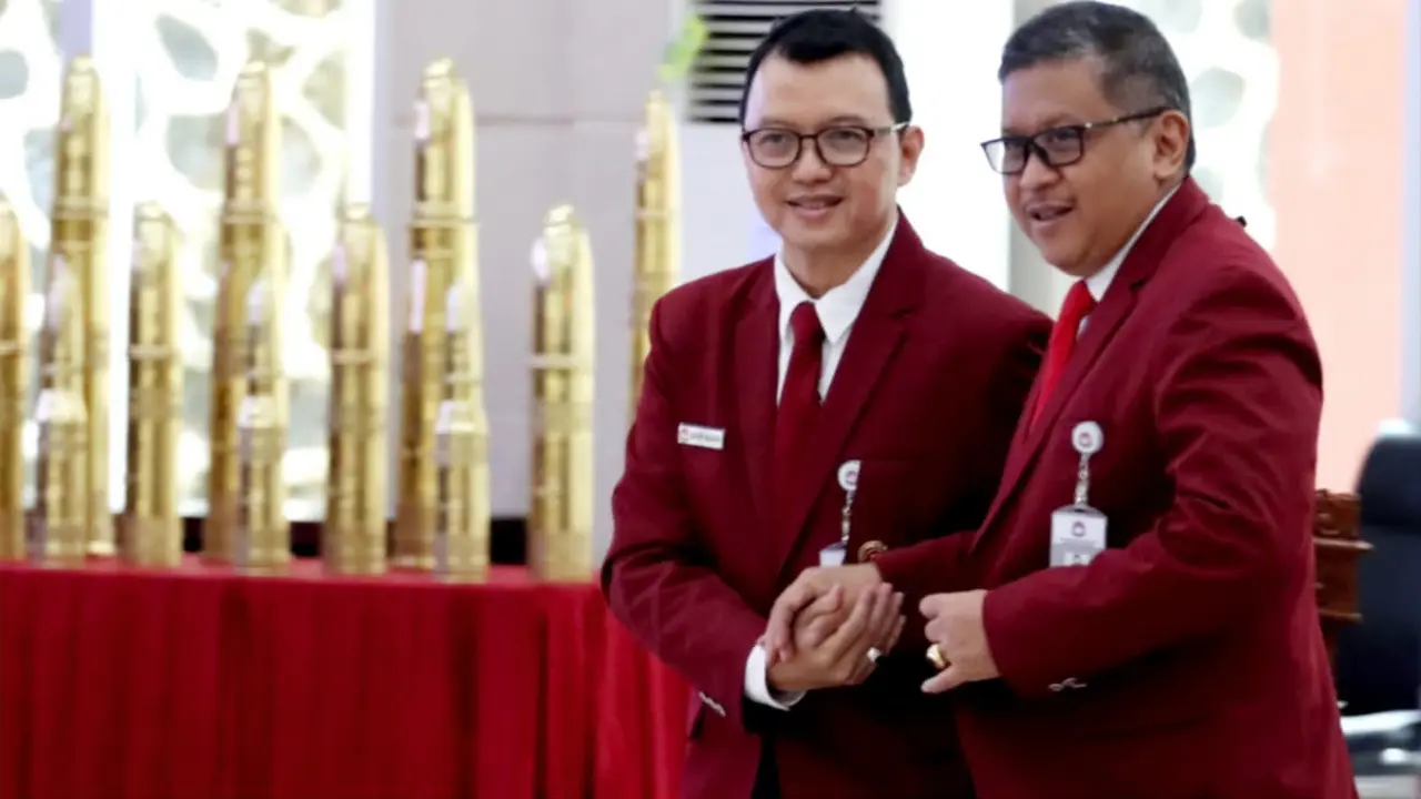 Mahasiwa Program Doktoral Universitas Pertahanan (Unhan) Cohort 3 yang juga pengamat politik, Cecep Hidayat, bersama Sekjen DPP PDI Perjuangan (PDIP) Hasto Kristiyanto