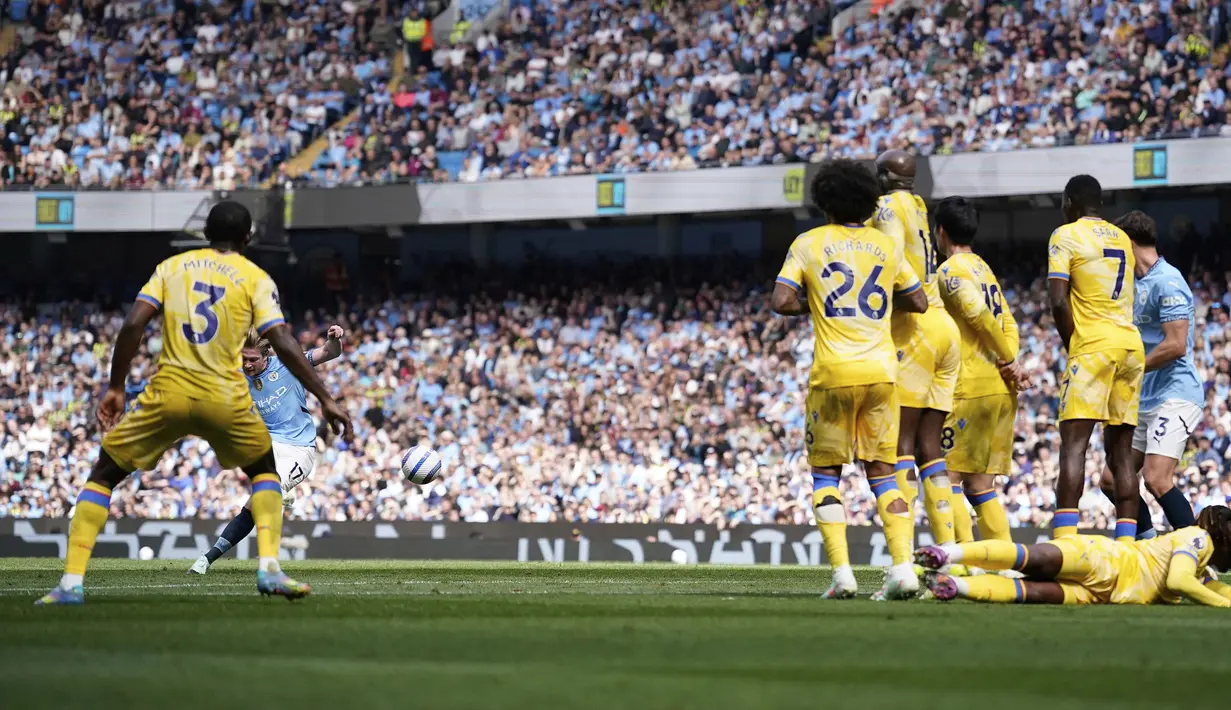 Pemain Manchester City, Kevin De Bruyne (kedua kanan) mencetak gol melalui tendangan bebas ke gawang Leicester dalam laga lanjutan Liga Inggris 2024/2025 di Etihad Stadium, Manchester, Inggris, Sabtu (12/04/2025) waktu setempat. (AP Photo/Dave Thompson)