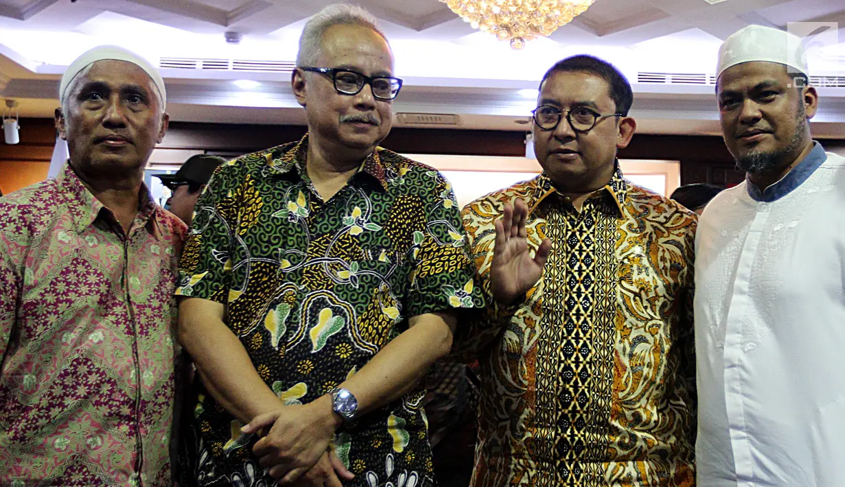 Wakil Ketua DPR Fadli Zon (dua kanan) bersama anak Abu Bakar Baasyir, Abdurrochim (kanan) dan kuasa hukum Abu Bakar Baasyir, Mahendradatta (dua kiri) saat melakukan pertemuan di Kompleks Parleman, Jakarta, Rabu (23/1). (Liputan6.com/JohanTallo)