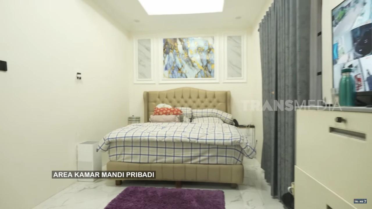 Intip Detail Rumah Baru Mpok Alpa, Desain American Classic-nya Bikin Betah!