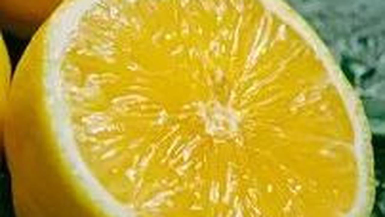 2. Lemon: Mencerahkan dan Mengencangkan Kulit<br>