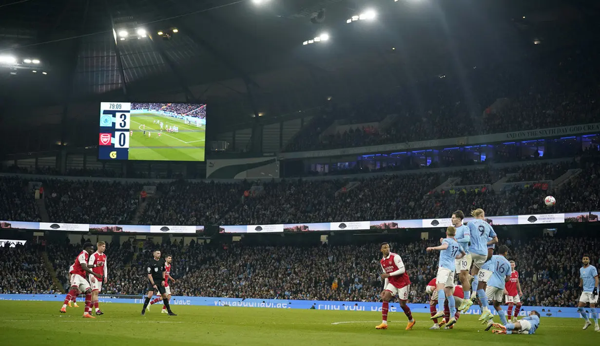 <p>Manchester City tampil perkasa saat menjamu pemuncak klasemen Arsenal. Erling Haaland dan kolega menang telak 4-1 atas Meriam London. (AP Photo/Dave Thompson)</p>