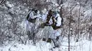 Tentara Korea Selatan dan AS berlatih misi pengintaian saat latihan musim dingin di Pyeongchang, Korea Selatan (24/1). Kegiatan ini bagian dari latihan gabungan musim dingin untuk meningkatkan kesiapan tempur AS dan Korea Selatan. (AP Photo/Lee Jin-man)