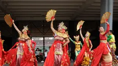 Jelang tampil pada penutupan Asian Games 2014, sejumlah penari melakukan sesi latihan di Stadion GBK, Jakarta, (29/9/2014). (Liputan6.com/Helmi Fithriansyah)