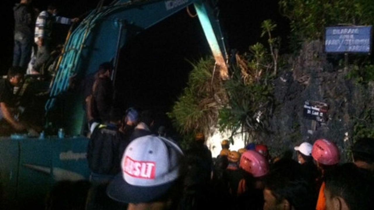 Kerja keras Tim SAR evakuasi korban longsor di Pantai Sadranan