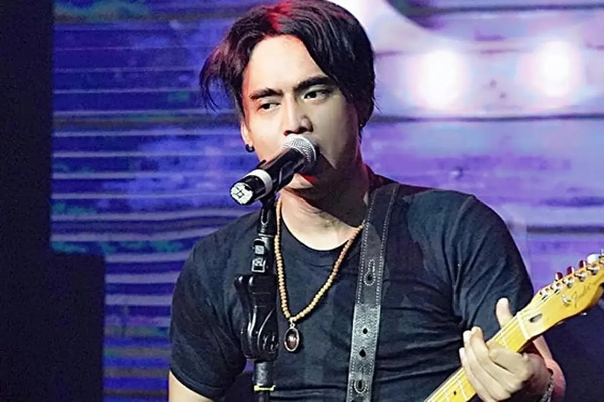 6 Potret Mesra Charly Van Houten dan Istri, Sudah 15 Tahun Menikah