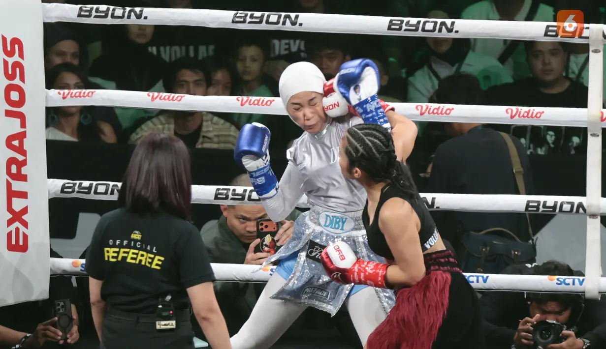 Petarung Winona Karamoy (kanan) melancarkan serangan kepada Dinda Rimby dalam duel Byon Combat Showbiz 8 di Tennis Indoor Senayan, Jakarta, Sabtu (29/8/2026). Winona yang berusia 16 tahun berhasil memenangkan pertarungan empat ronde dalam debut profesionalnya. (KLY/Budy Santoso)