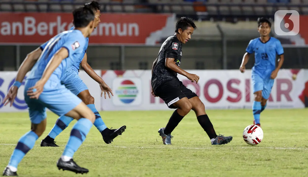 Pemain Madura United Bayu Gatra (tengah) dijaga sejumlah pemain Persela Lamongan dalam pertandingan babak penyisihan Grup C Piala Menpora 2021 di Stadion Si Jalak Harupat, Bandung, Kamis (1/4/2021). Pertandingan berakhir dengan skor 1-1. (Bola.com/Ikhwan Yanuar)