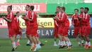 Para pemain Austria melakukan pemanasan saat latihan di Stadion Ernst Happel, Wina, Kamis (5/10/2017). Austria akan menghadapi Serbia pada laga kualifikasi Piala Dunia 2018. (Bola.com/Reza Khomaini)
