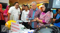 Enggartiasto Lukita melihat sejumlah produk saat acara penandatangan nota kesepahaman antara lima Kementerian/Lembaga di Jakarta, Selasa (20/12). (Liputan6.com/Angga Yuniar)