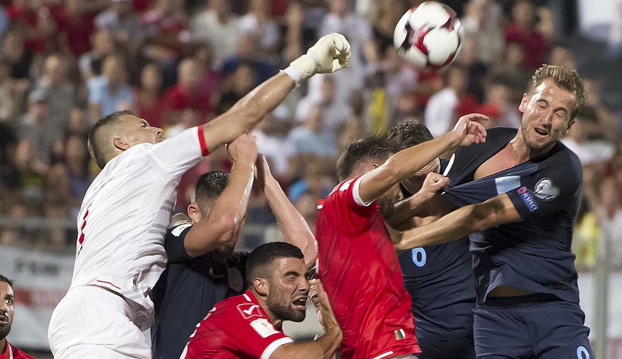 Harry Kane berebut bola dengan para pemain Malta pada laga grup F kualifikasi Piala Dunia 2018 di  Ta Qali stadium, Valletta, Malta, (1/9/2017). Inggris menang 4-0. (AP/Rene Rossignaud)