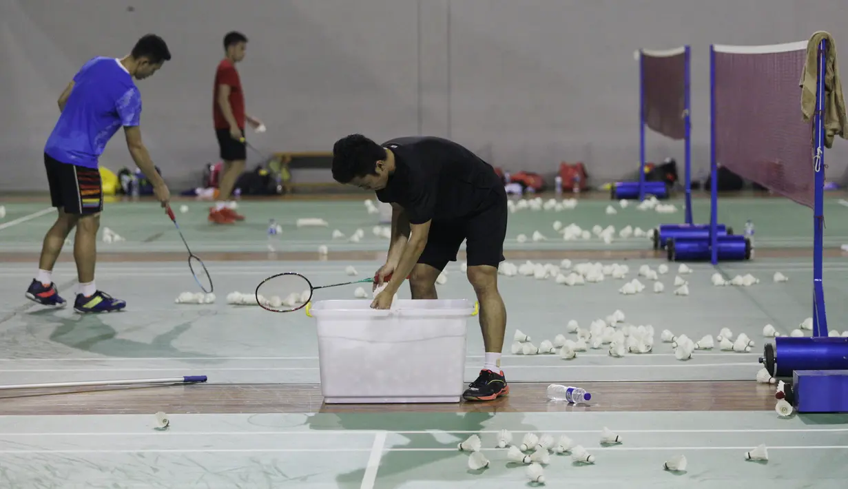 Tunggal putra Indonesia, Anthony Ginting dan Jonatan Christie, merapihkan kok saat latihan di Pelatnas PBSI Cipayung, Jakarta, Selasa (9/7). Latihan ini persiapan jelang Indonesia Open 2019. (Bola.com/Vitalis Yogi Trisna)