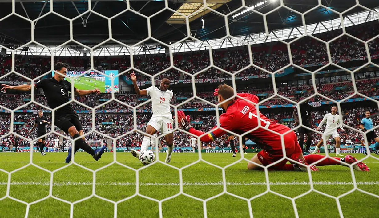 Pemain Inggris Raheem Sterling (tengah) mencetak gol ke gawang Jerman pada pertandingan babak 16 besar Euro 2020 di Stadion Wembley, London, Inggris, Selasa (29/6/2021). Inggris menang 2-0. (AP Photo/Frank Augstein)
