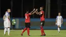 Pemain Trinidad Tobago merayakan kemenangan atas Amerika Serikat pada laga kualifikasi Piala Dunia di Stadion Ato Boldon, Selasa (10/10/2017). Trinidad dan Tobago menang 2-1 atas  Amerika Serikat. (AP/Rebecca Blackwell)