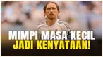 Luka Modric resmi mengenakan seragam AC Milan! Di usia 39 tahun, sang maestro lini tengah meninggalkan Real Madrid setelah 13 tahun bersejarah.