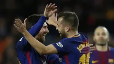 Pemain Barcelona, Jordi Alba (kanan) merayakan gol bersama rekannya Lionel Messi pada laga Copa del Rey di Camp Nou stadium, Barcelona, (11/1/2018). Barcelona menang 5-0 atas Celta Vigo. (AP/Manu Fernandez)