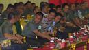 Panglima TNI, Jenderal TNI Gatot Nurmantyo (kedua kiri) berbincang dengan KSAD, Jenderal TNI Mulyono jelang membuka Rapat Paripurna TMD ke-36 di Jakarta, Kamis (3/12/2015). Rapat dihadiri perwakilan kementerian terkait. (Liputan6.com/Helmi Fithriansyah)