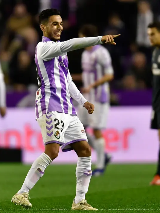 Pemain Real Valladolid, Anuar Mohamed berselebrasi usai mencetak gol ke gawang Real Madrid selama pertandingan lanjutan La Liga Spanyol di stadion Jose Zorrilla,Valladolid (10/3). Madrid menang telak 4-1 atas Valladolid. (AP Photo/Alvaro Barrientos )