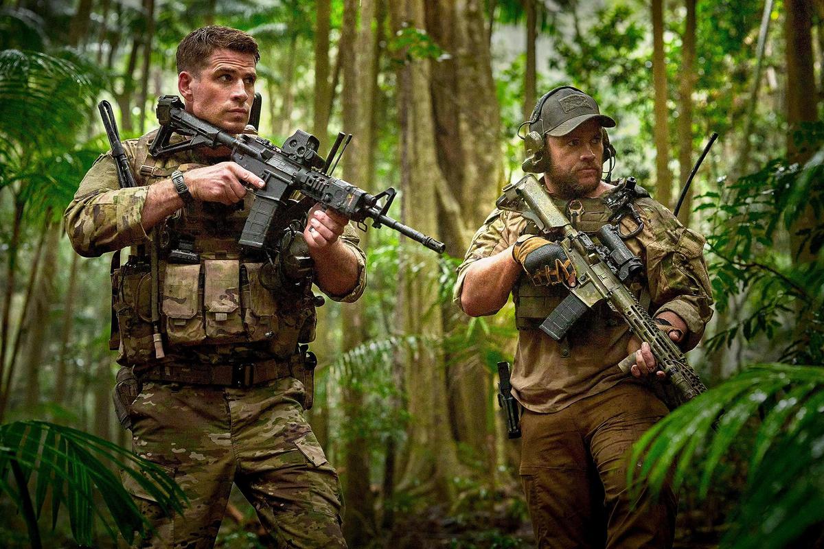 Luke Hemswroth (kiri) sebagai Sergeant Abel dalam film Land of Bad. (Foto: Dok. The Avenue)