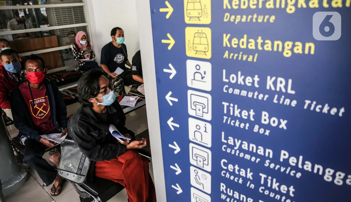Calon penumpang menunggu rapid test di Stasiun Pasar Senen, Jakarta, Senin (27/7/2020).  Penyediaan layanan Rapid Test merupakan bentuk peningkatan pelayanan KAI dalam rangka menerapkan protokol kesehatan yang ketat pada moda transportasi kereta api. (Liputan6.com/Faizal Fanani)