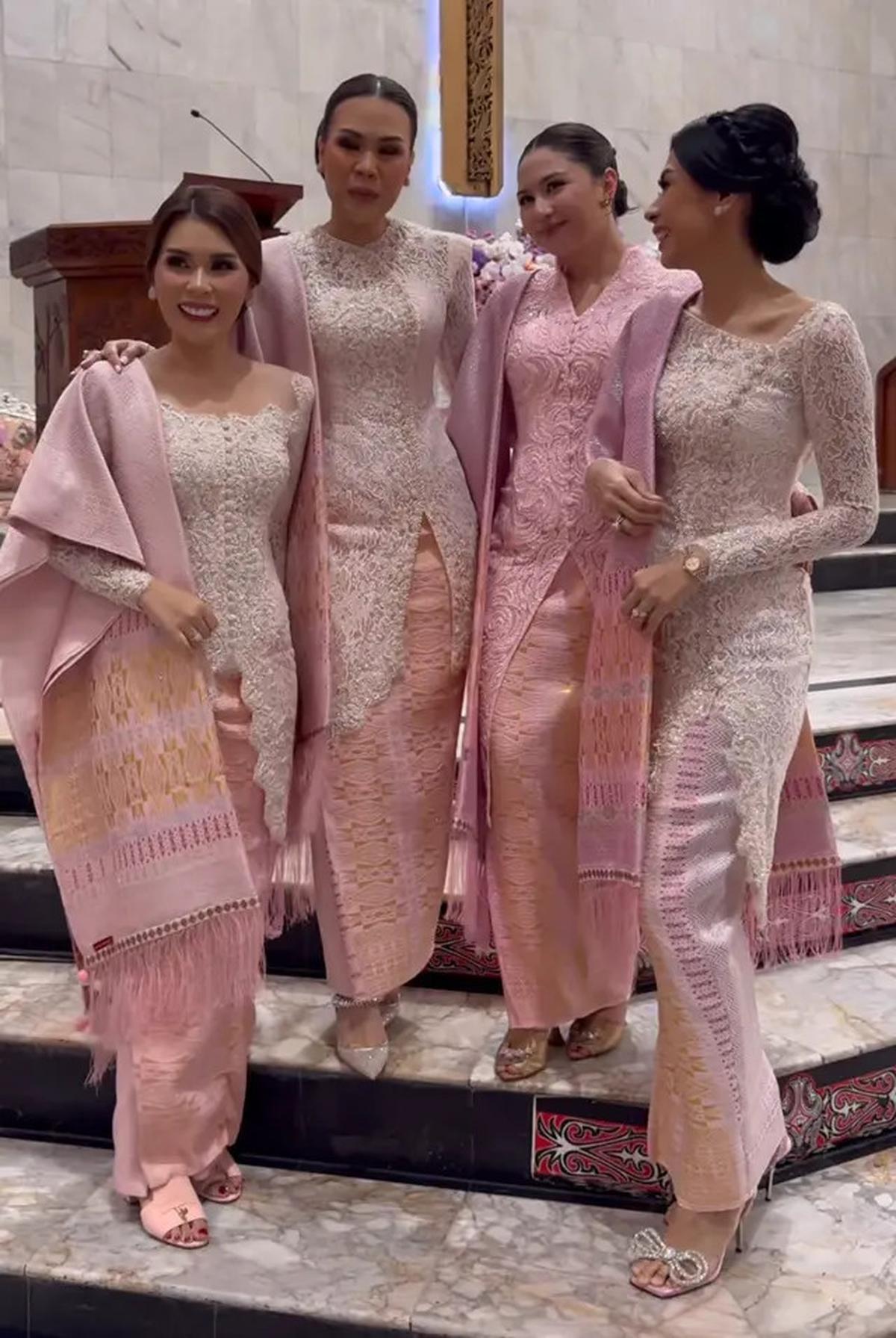 Pesona Jessica Mila Tampil Serba Pink Padukan Kebaya Pink dengan Songket Batak saat Pembaptisan Putrinya