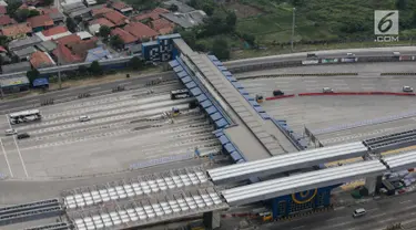 Pantauan udara bersama Whitesky Aviation kondisi lalu lintas terpantau lengang di Gerbang Tol Cikarang Utama, Jawa Barat, Senin (2/6/2019). Jumlah kendaraan yang terpantau pun dapat dikatakan sepi untuk momentum arus mudik Lebaran. (Liputan6.com/Faizal Fanani)