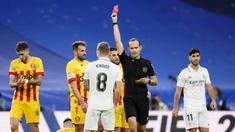 Toni Kroos akhirnya mendapat kartu merah pertama di sepanjang karier di sepak bola profesionalnya. (AP/Jose Breton)