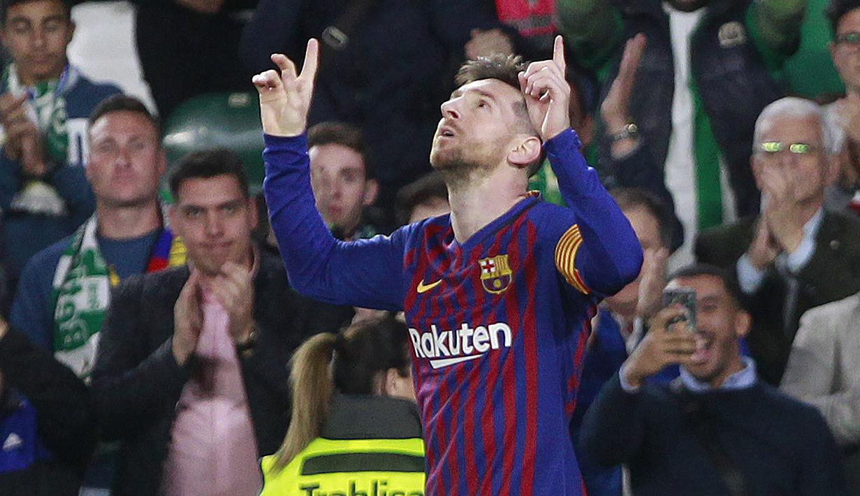 Striker Barcelona, Lionel Messi, merayakan gol yang dicetak ke gawang Real Betis pada laga La Liga 2019 di Stadion Benito Villamarin, Minggu (17/3). Barcelona menang 4-1 atas Real Betis. (AP/Miguel Morenatti)