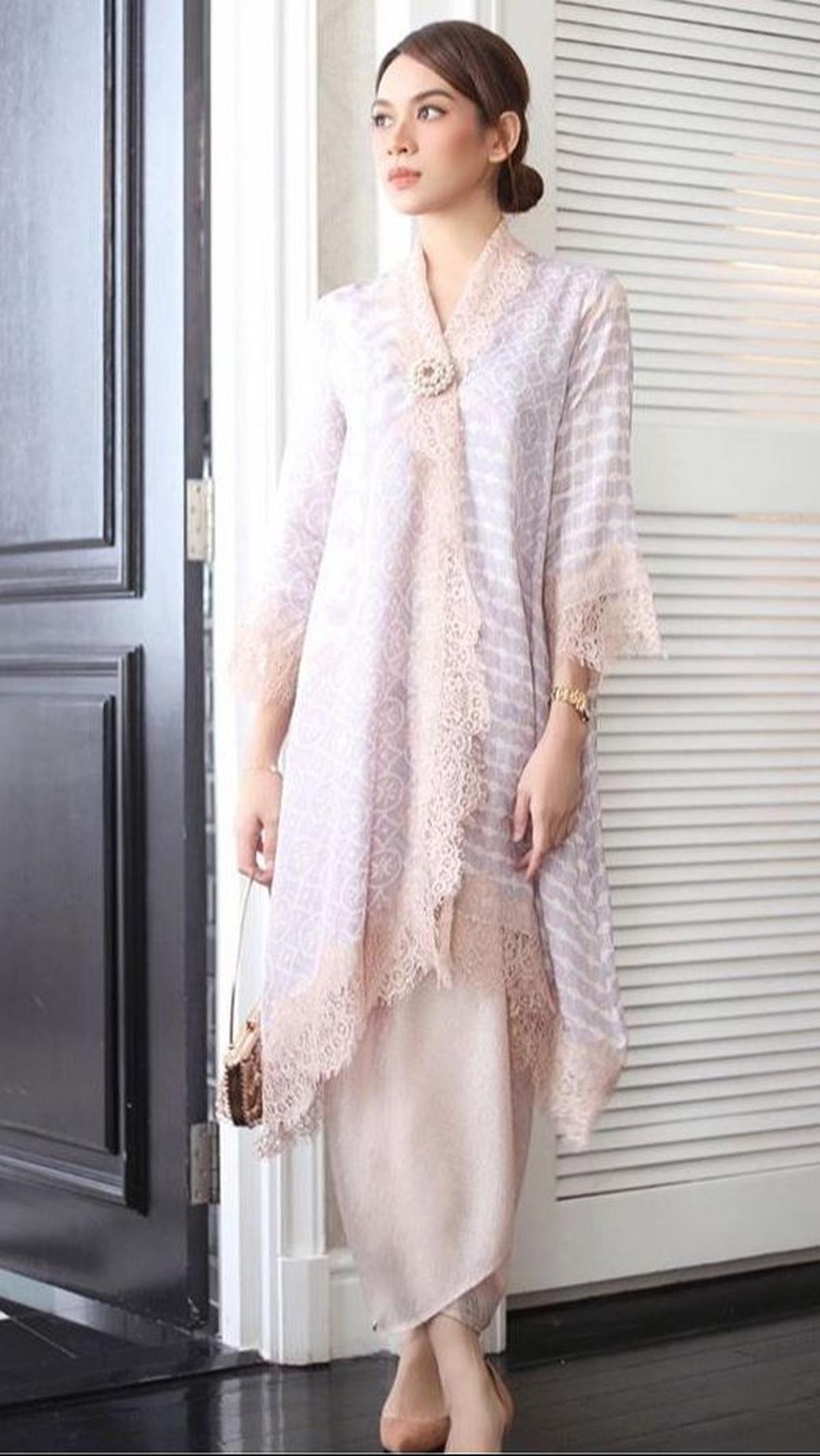 <b>Baju Kurung Desain Renda&nbsp;</b>