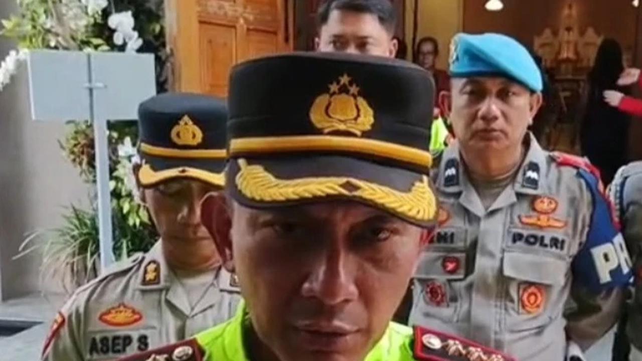 Polisi Patroli Natal Gereja di Bandung