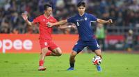 Bek Thailand, Thitathorn Auksornsri menjaga bola dari kejaran striker Vietnam, dala laga leg kedua final Piala AFF 2024 di Stadion Rajamangala, Bangkok, Minggu (5/1/2025). (Dok. FAT)