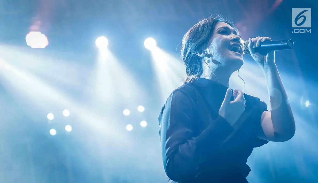 Vokalis grup musik Ecoutez, Andrea Lee saat tampil dalam Java Jazz on The Move di Jakarta, Kamis (15/2). Grup musik ini digawangi oleh Andrea Lee, Arya BimaJoko, Widyo Prastowo, Fajrul Ahsan dan Leo Christian. (Liputan6.com/Faizal Fanani)
