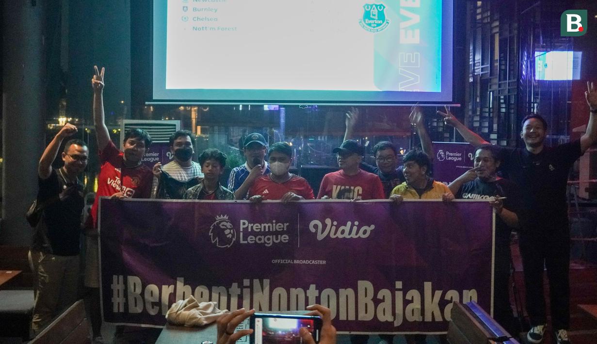 Komunitas United Army berfoto bersama usai acara Roaring Night Liga Inggris 2023/2024 antara Manchester United versus Everton di Brewerkz, The Breeze BSD City, Tangerang, Sabtu (9/3/2024) malam WIB. (Bola.com/Afi)