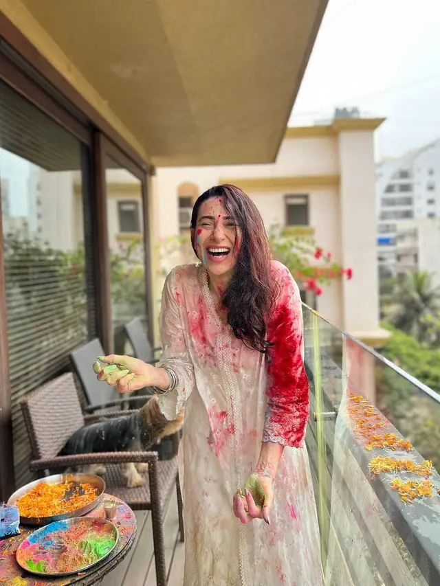 8 Potret Keseruan Artis India Rayakan Holi, Bareng Pasangan hingga Keluarga