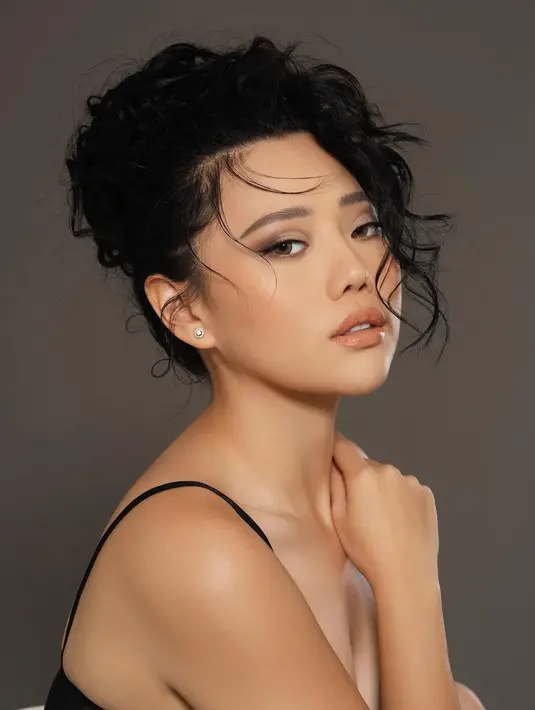 Melihat pesona cantik Wendy Walters di sebuah photoshoot. Rambutnya ditata messy look, dengan wajah dimakeup flawless super cantik. Mana penampilan terbaru Wendy Walters yang menurutmu paling menarik perhatian, Sahabat FIMELA? [Foto: Instagram/wendywalters]
