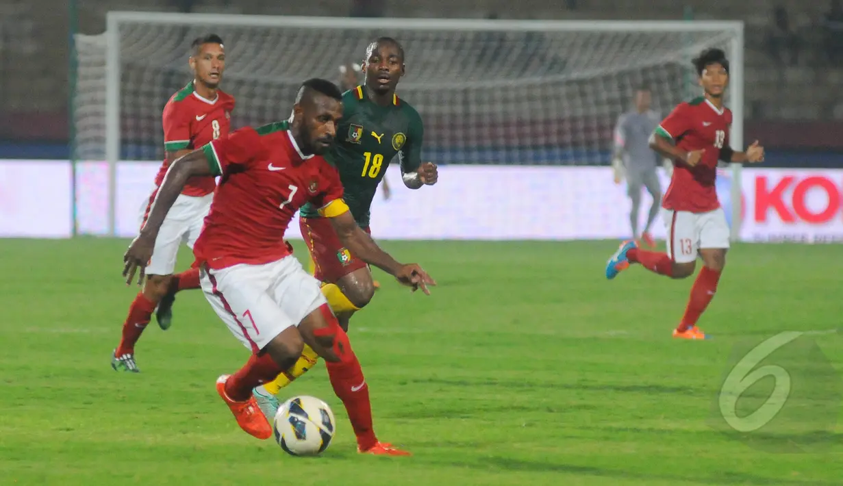 Pertarungan sengit tersaji di pertandingan uji coba antara Timnas Indonesia kontra Kamerun di Stadion Gelora Delta Sidoarjo, Rabu (25/3/2015). Kamerun Menang 1-0 atas Indonesia. (Liputan6.com/Herman Zakharia)