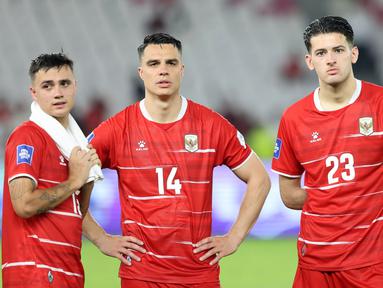 Raut lesu pemain Timnas Indonesia, Eliano Reijnders (kiri), Joey Pelupessy (tengah), dan Justin Hubner setelah kalah dari Bulgaria dalam final FIFA Series 2026 di tadion Utama Gelora Bung Karno, Senayan, Jakarta, Senin (30/03/2026). (Bola.com/M Iqbal Ichsan)