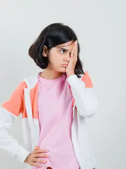 Sahabat Fimela, ketika anak mengalami kekecewaan, respons pertama orang tua sering kali ingin langsung menyelesaikan masalah atau memberi solusi cepat. Padahal, yang dibutuhkan anak di momen itu adalah empati dan validasi perasaannya. [Dok/Freepik.com/8photo].