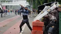 Pengunjuk rasa terlibat bentrok dengan polisi di Jalan Medan Merdeka Timur, Jakarta, Kamis (8/10/2020). Bentrokan terjadi akibat massa yang memaksa masuk ke depan Istana Negara untuk berunjuk rasa terkait penolakan UU Cipta Kerja. Liputan6.com/Immanuel Antonius)