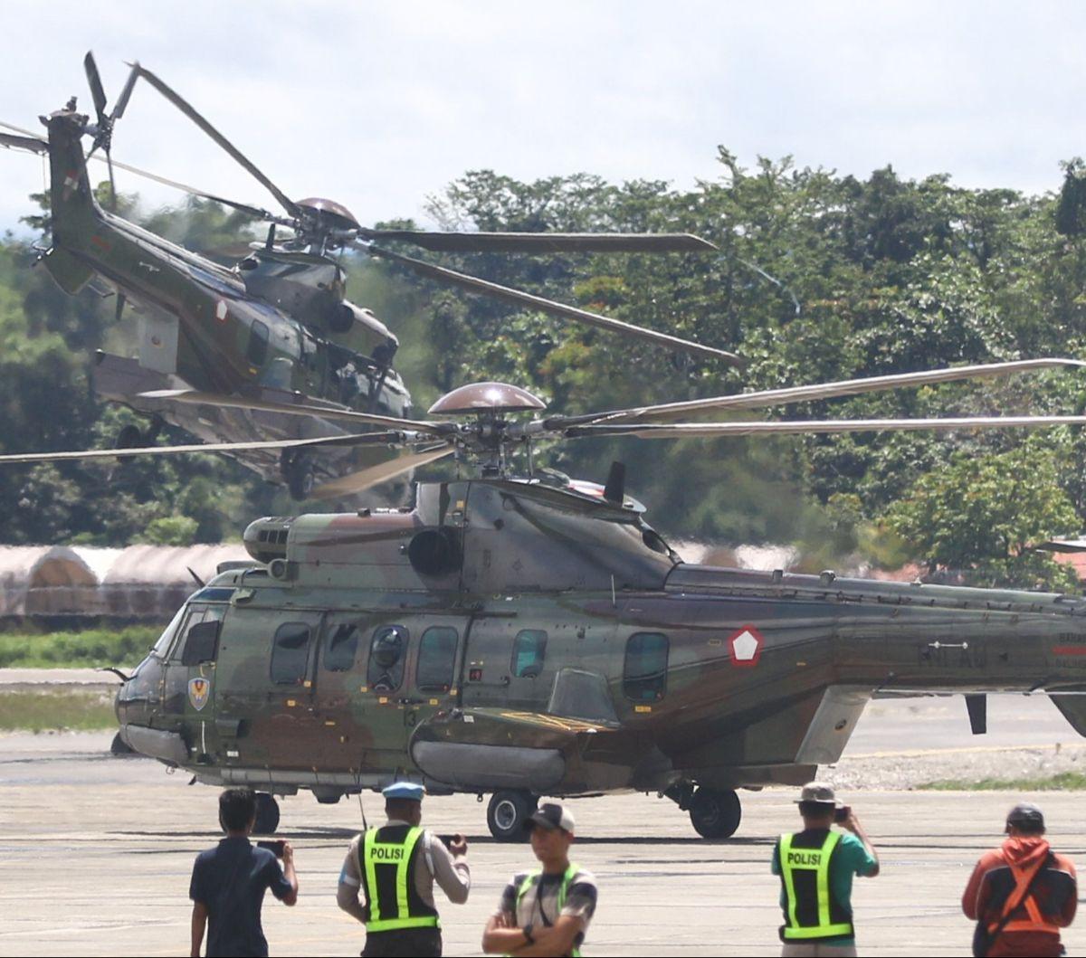 Sejumlah helikopter TNI AU bersiap lepas landas saat dikerahkan dalam operasi evakuasi jenazah pilot Selandia Baru,&nbsp;Glen Malcolm Conning di Bandara Mozes Kilangin, Timika, Provinsi Papua Tengah, pada Selasa (6/8/2024). Glen Conning, yang merupakan penerb