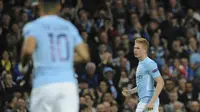 Pemain Manchester City, Kevin De Bruyne (kanan) mencetak satu gol ke gawang Shakhtar Donetsk pada laga grup F Liga Champions di Etihad stadium, Manchester, (26/9/2017). City menang 2-0. (AP/Rui Vieira)